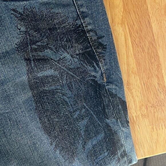 TORRID CROPPED DISTRESSED STRETCH RAW HEM FEATHER GRAPHIC BOYFRIEND JEANS SZ.14 - Picture 5 of 8